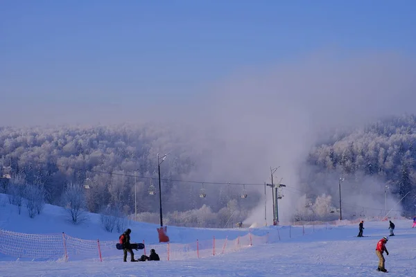 Schneebedeckte Bäume Raureif Einem Skigebiet Lift Seilbahn Skilift — Stockfoto