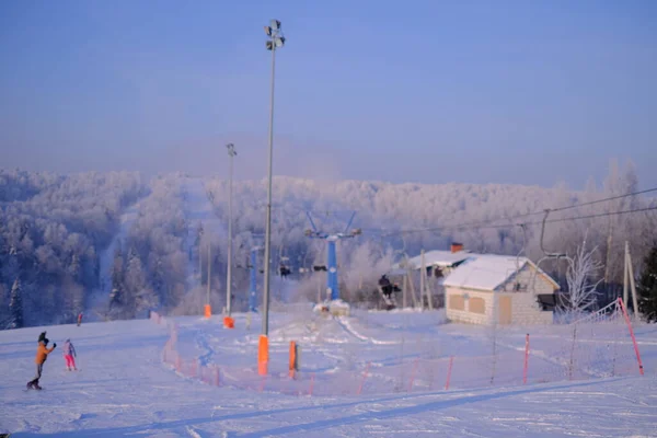 Árvores Cobertas Neve Hoarfrost Uma Estância Esqui Elevador Funicular Teleférico — Fotografia de Stock