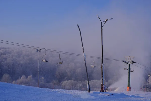 Árvores Cobertas Neve Hoarfrost Uma Estância Esqui Elevador Funicular Teleférico — Fotografia de Stock