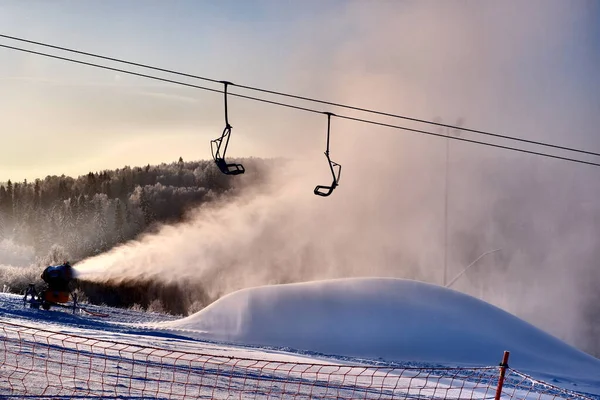 滑雪胜地白雪覆盖的树木 滑雪升降 滑雪板 — 图库照片