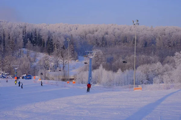 Schneebedeckte Bäume Raureif Einem Skigebiet Lift Seilbahn Skilift — Stockfoto