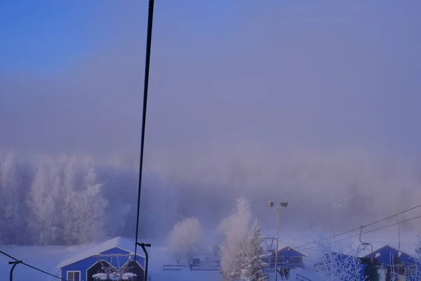 Alberi Innevati Hoarfrost Una Stazione Sciistica Ascensore Funicolare Skilift — Foto Stock