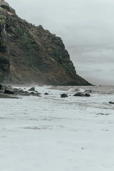 Issız bir adada kumsal