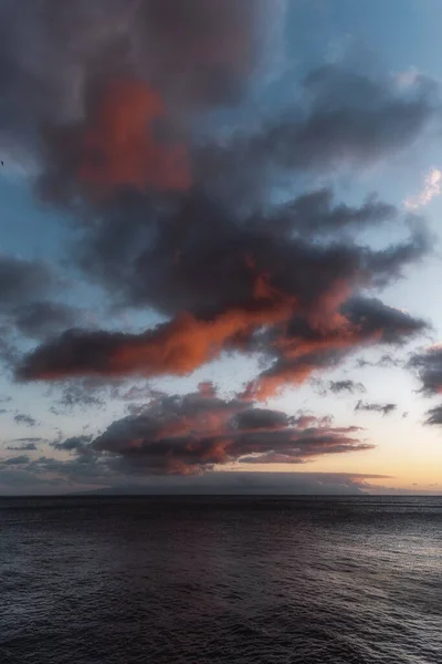 Deniz feneri olan bir adada gün batımı