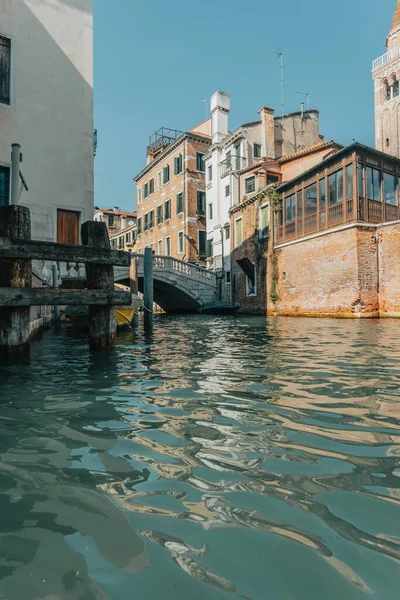 Kanalları ve tekneleri olan Venedik sokakları
