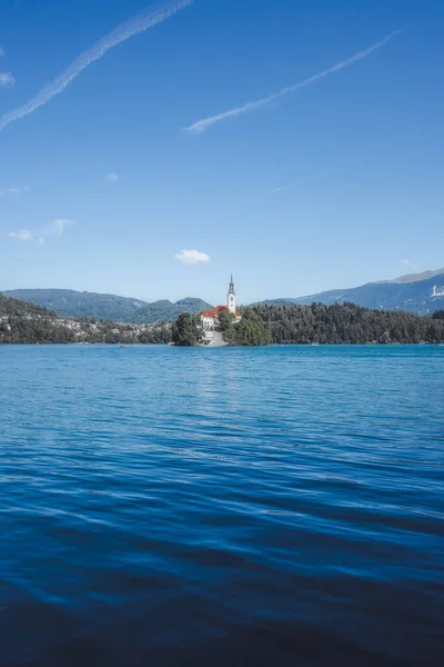 Dağlarla ve evlerle çevrili bir göl manzarası