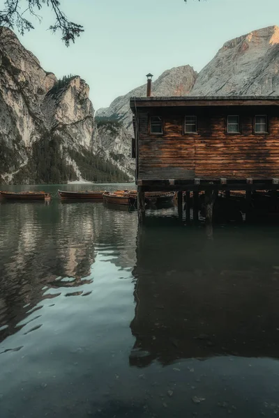 Dağlar arasında kayıklı bir göl manzarası