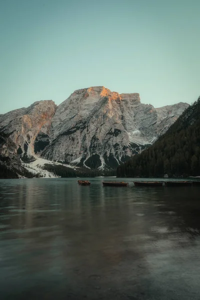 Seenlandschaft Zwischen Bergen Mit Booten — Stockfoto