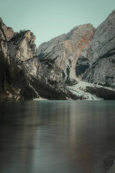 Seenlandschaft Zwischen Bergen Mit Booten — Stockfoto