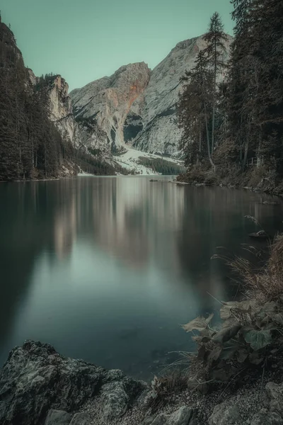 Seenlandschaft Zwischen Bergen Mit Booten — Stockfoto