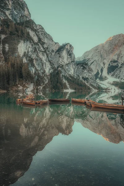 Краєвид Озера Човнами Оточенні Гір — стокове фото