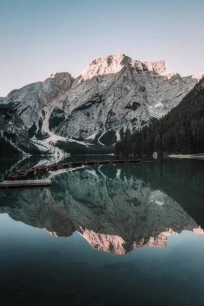 Landschaft Eines Sees Mit Booten Umgeben Von Bergen — Stockfoto