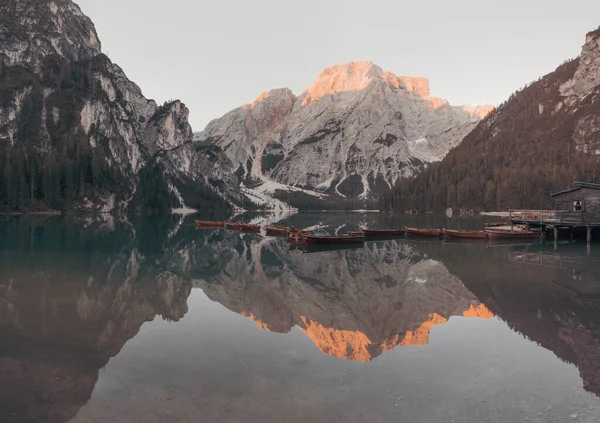 Краєвид Озера Човнами Оточенні Гір — стокове фото