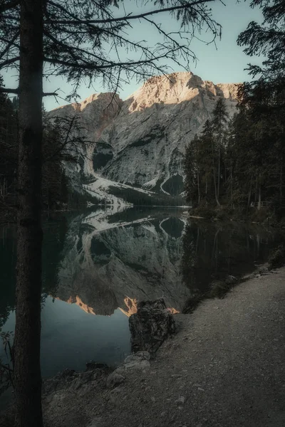 Landschaft Eines Sees Umgeben Von Bergen Und Bäumen — Stockfoto