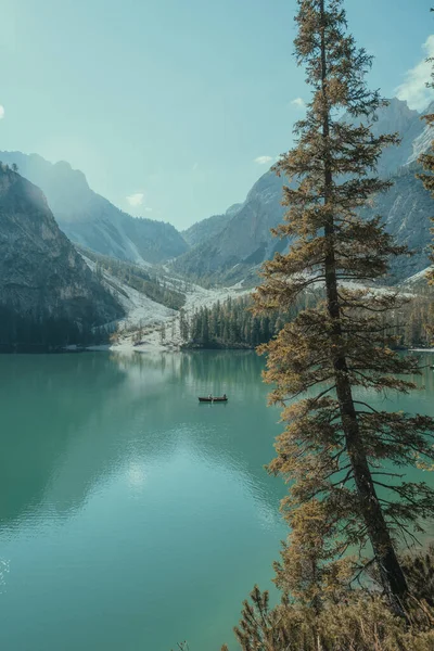 Dağlarla çevrili bir göl manzarası