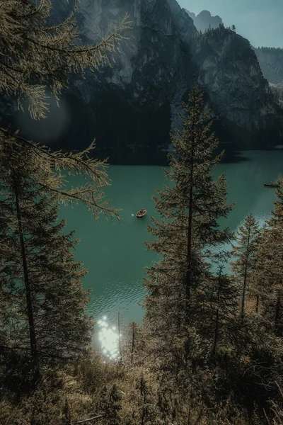 Landschaft Eines Sees Mit Booten Umgeben Von Bergen — Stockfoto