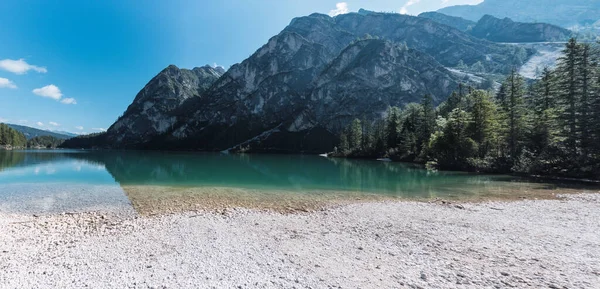 Dağlar ve ağaçlarla çevrili bir göl manzarası