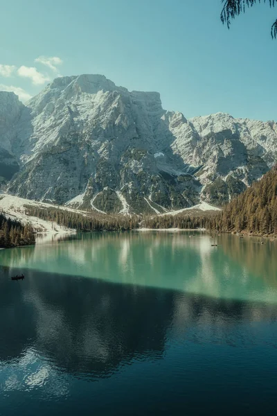 Landschaft Eines Sees Umgeben Von Bergen Und Bäumen — Stockfoto