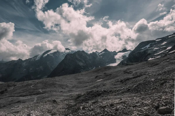 Alplerinde bulutlar olan dağ manzarası