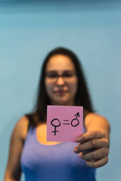Chica Fondo Sosteniendo Carteles Feministas Rosados — Foto de Stock