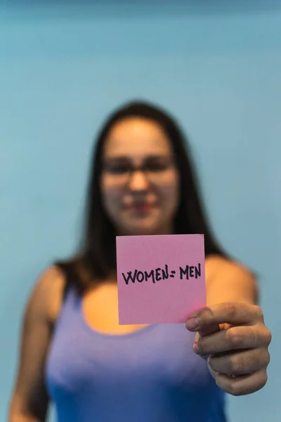 Chica Fondo Sosteniendo Carteles Feministas Rosados — Foto de Stock