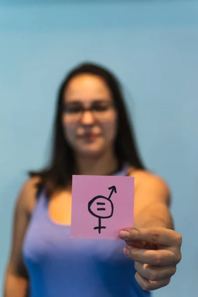 Κορίτσι Στο Παρασκήνιο Που Κρατάει Ροζ Φεμινιστικές Αφίσες — Φωτογραφία Αρχείου