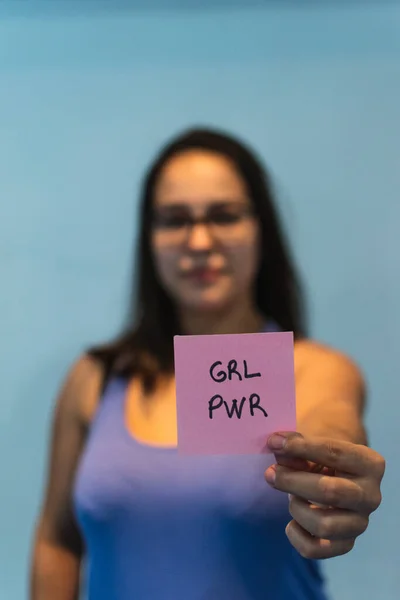 Chica Fondo Sosteniendo Carteles Feministas Rosados — Foto de Stock