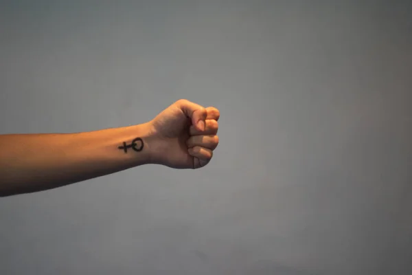 Kadın ve erkeğin elleri eşitliğin sembollerini yapıyor.