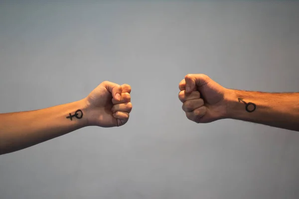 Kadın Erkeğin Elleri Eşitliğin Sembollerini Yapıyor — Stok fotoğraf