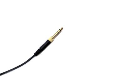 Beyaz arka planda kablolu müzik kulaklığı. Ses aygıtları ve müzik aletlerini bağlamak için altın kriko tıpası.