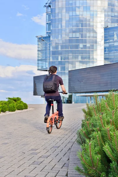 Rijd Naar Het Werk Fiets Jongeman Kiest Voor Een Milieuvriendelijke — Stockfoto