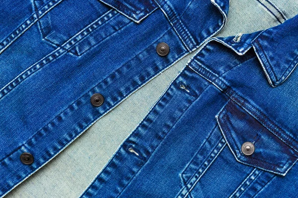 ボタンやポケット付きのデニムジャケットのクローズアップビュー ブルーデニムジャケット トップビュー クラシックなステッチのメンズデニムジャケット — ストック写真