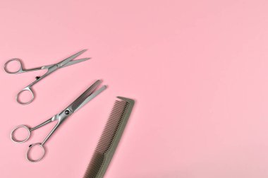Makas ve tarama araçları pembe arkaplan üzerinde metin için kopyalama alanı ile