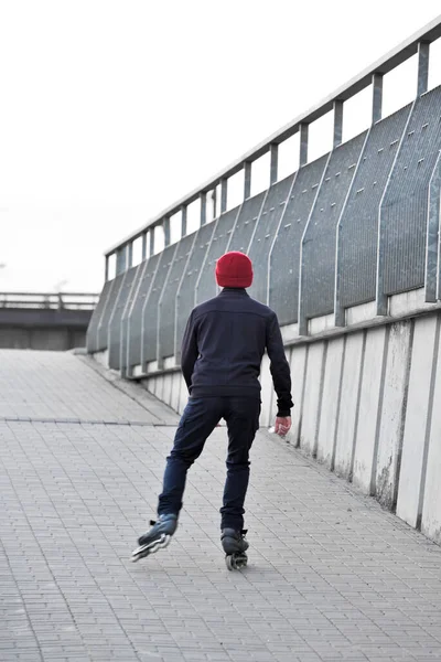 Achteraanzicht Van Mens Rolschaatsen Stad Het Gebruik Van Rolschaatsen Stad — Stockfoto