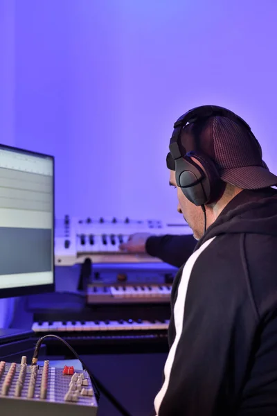 Homem Com Fones Ouvido Trabalhando Estúdio Criação Gravação Música Músico — Fotografia de Stock