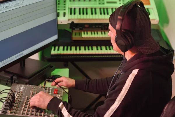 Músico Productor Auriculares Trabajando Estudio Creación Grabación Música Hombre Usando — Foto de Stock