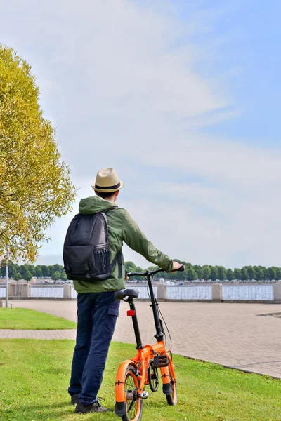 Achteraanzicht Van Mens Met Hoed Rugzak Staand Met Een Fiets — Stockfoto