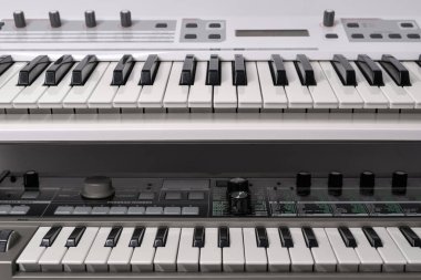 Analog elektronik sentezleyicilerin klavyesi. Donanım sentezleyicileri, elektronik müzik enstrümanları kayıt stüdyosundaki müzik performansına hazır..