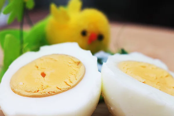 Zbliżenie Kurczaka Gotowane Jajko Pocięte Pół Rozmytym Tle Dekoracyjną Wielkanoc — Zdjęcie stockowe