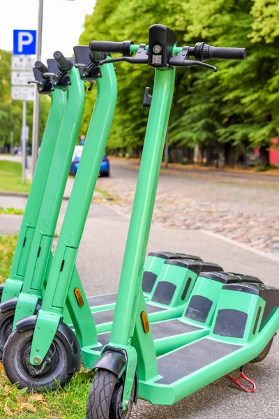 Şehrin Caddesine Park Etmiş Elektrikli Scooterlar Başvuru Formunda Online Rezervasyon — Stok fotoğraf