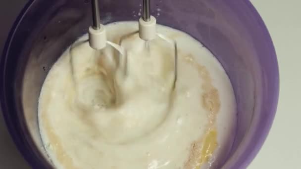 Elektryczne Łopatki Miksera Podczas Ugniatania Ciasta Proces Bicia Ciasta Pomocą — Wideo stockowe