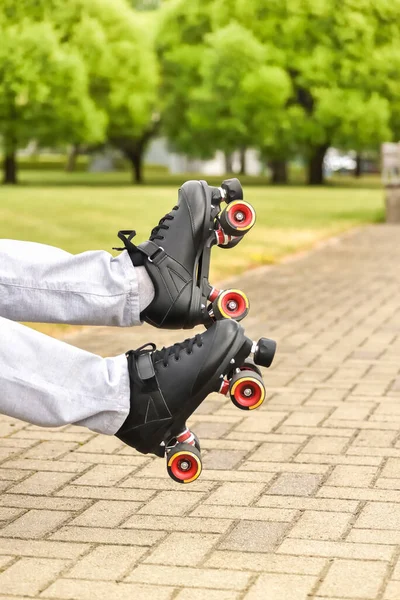 Rolschaatsen Benen Tijdens Het Schaatsen Ongeluk Crash Tijdens Het Rolschaatsen — Stockfoto