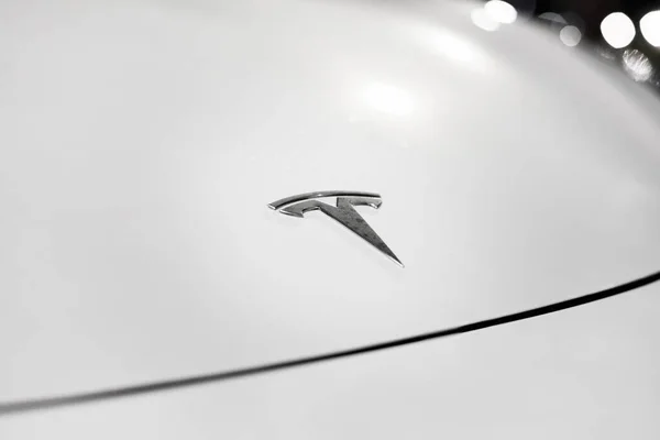 Das Abzeichen Von Tesla Motors Auf Einer Motorhaube Eines Weißen — Stockfoto