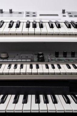 Analog elektronik sentezleyiciler. Donanım sentezleyicileri, elektronik müzik aletleri kayıt stüdyosunda müzik performansı için hazır..