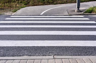 Trafik kurallarına göre yolu geçmek için asfalt bir yolda boş yaya geçidi