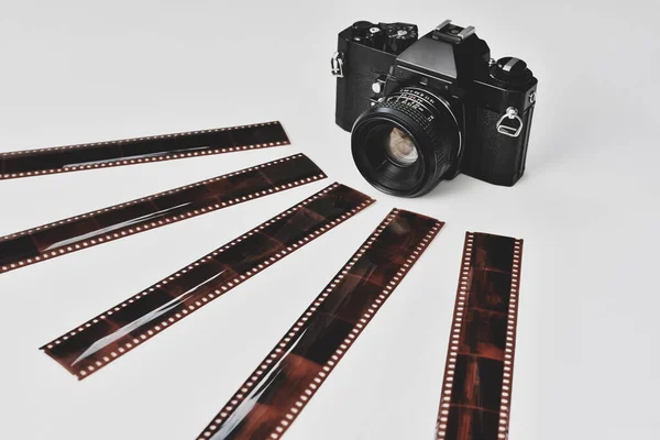 Klasik analog film kamerası ve film negatifleri