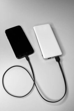 Güç bankasının pilinden kablo çekilirken akıllı telefon kullanılmış.