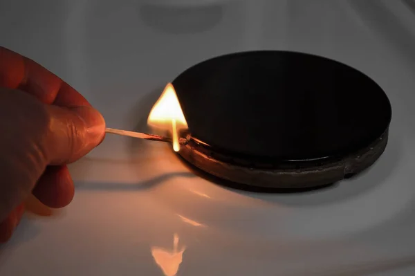 Mutfak ocağında kriz ve doğal gaz ithalatı yüzünden gaz yok. Gaz sobasını tutuşturan bir el kibritle gaz çıkarmaz..