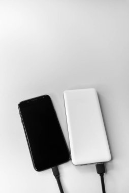 Kablolama sırasında akıllı telefon ve elektrik bankası.