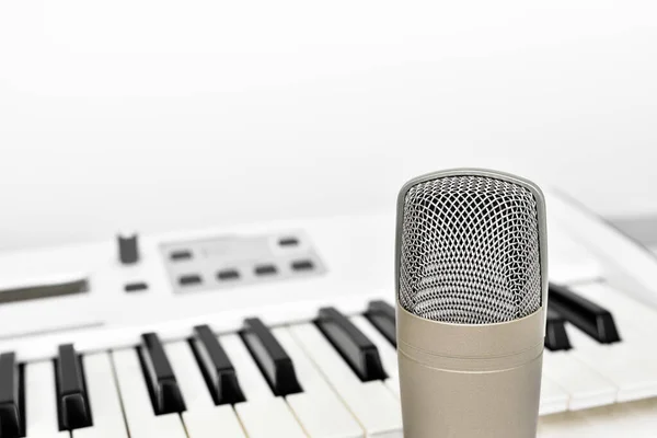 Professional Studio Microphone Voice Music Recording Blurred Synthesizer Keyboard Background — Foto de Stock